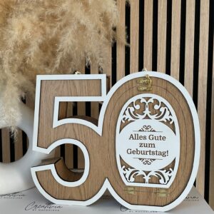 Personalisierte Holznummer 50 mit Flasche und Getränkehalter