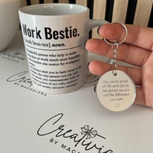 Personalisierte Tasse 'Work Bestie' mit Schlüsselanhänger