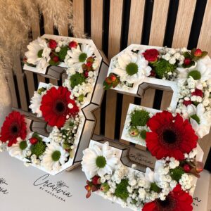 Holznummer 33 mit Blumendekoration